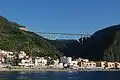Vue de la ville depuis la mer avec le viaduc Sfalassà en arrière-plan