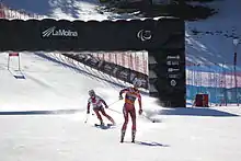 Deux skieuses venant d efranchir la ligne d'arrivée.