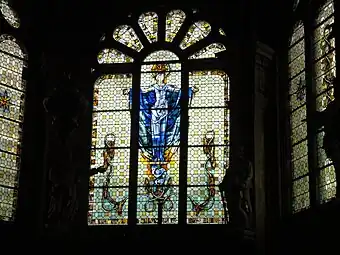 Vitrail représentant la Vierge Marie.