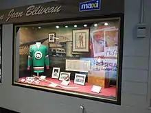 Deux vitrines commémoratives contenant des artéfacts de la collection personnelle de Jean Béliveau qui étaient exposés au Colisée de Québec