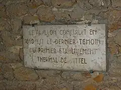 Panneau sur le pavillon de la Source des Demoiselles.