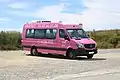 Photographie en couleurs d’un minibus aux couleurs estivales 2022.