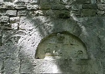 Tympan du XIe&nbsp;siècle de la porte latérale et morceau de chancel du IXe&nbsp;siècle en remploi.