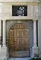 Porte avec décor de style dorique.