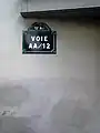 Ancienne plaque portant la dénomination provisoire «&nbsp;voie AA/12&nbsp;», à l'intersection avec l'avenue Daumesnil.