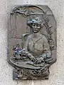 Relief en bronze à la mémoire de Lene Voigt (2011).