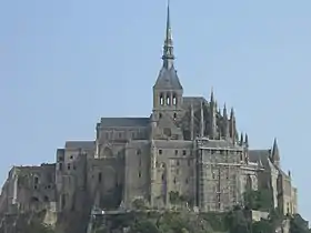 Vue de l'abbaye, côté sud, montrant un des nombreux chantiers de restauration entrepris par le Centre des monuments nationaux.