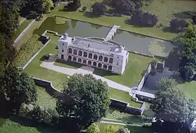 Vue aérienne du château et des douves 1995