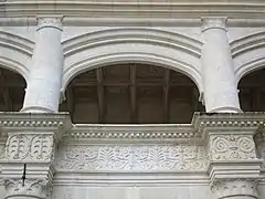 Vue extérieure de la galerie alchimique et vue sur la frise