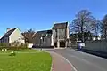 Vue extérieure du prieuré Saint-Vigor.
