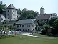 Vue du village d'en bas avec vue sur le château & l'église.