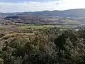 Vue Sud-Ouest depuis l'oppidum (à droite, le Grand Luberon) ; sur la gauche (hors de l'image) de l'autre côté du Calavon :  l'oppidum du Grand Clapier.