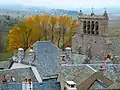 Vue sur le clocher-mur et les toits