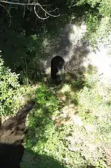 Sortie de l'aqueduc passant sous les jardins du château.