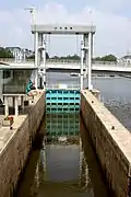 L'écluse no&nbsp;1 du canal de Nantes à Brest. Vue de l'accès au port-canal