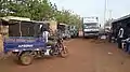 Triporteur et camion.