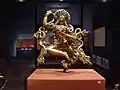 Vajrayogini dansant. Tibet chinois à l'est de Lhassa, XVe&nbsp;siècle. Cuivre doré, 28,58&nbsp;×&nbsp;24,77&nbsp;×&nbsp;7,62&nbsp;cm. Musée d'art du comté de Los Angeles.