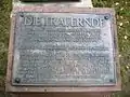 Plaque informative en allemand sur la sculpture Die Trauernde de S.A. Chtcherbakov.