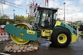 Rouleau compresseur lisse