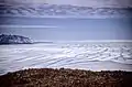 La barrière de Ward Hunt et le nord de l’île d’Ellesmere (à gauche), vue de l’île Ward Hunt, juillet 1988.