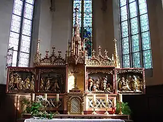 Le retable en bois polychrome