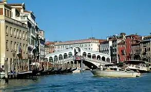 Le pont du Rialto à Venise au-dessus du Grand Canal (XVIe siècle).