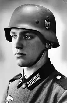 photo noir et blanc d'un jeune allemand en uniforme allemand