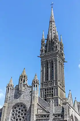 Chapelle Notre-Dame du Kreisker : tour couronnée d'un étage destiné aux cloches et d'une flèche octogonale flanquée sur ses pans de quatre hautes lucarnes et cantonné de quatre clochetons hexagones à trois étages ajourés par des baies superposées, dont les pinacles s'élèvent au-dessus de petits gables pleins.