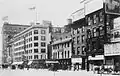 Broadway, 1909 ; une entrée du Gaiety Theater est visible en bas du Gaiety Building, une enseigne annonce la pièce The House Next Door.