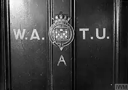 La porte d'entrée du  WATU. L'écusson est une relique du destroyer HMS&nbsp;Tactician, rayé des listes en 1931.
