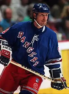 Photographie de Wayne Gretzky avec le maillot bleu des Rangers de New York