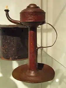 Lampe à huile de baleine du XVIIIe&nbsp;siècle. Feuille de fer avec une mèche en coton d'Allemagne.
