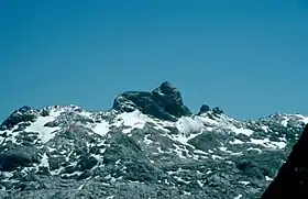 Le Wildalmkirchl et à gauche (au bout de la flèche) le bivouak permanent