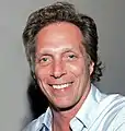 William Fichtner, interprète Adam Janikowski.