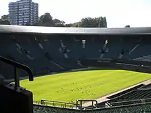 Une enceinte de tennis vide, sans filet.