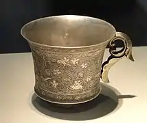 Coupe en argent chinoise de la dynastie Tang, VIIIe siècle, à rinceaux de vigne peuplés d'oiseaux.
