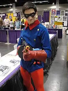 Cosplay de James Barnes avec son costume de Bucky.