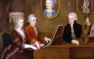 La famille Mozart : à gauche : Maria Anna dite « Nannerl », à côté : Wolfgang Amadeus Mozart, en médaillon : Anna Maria Mozart, à droite : Leopold Mozart.