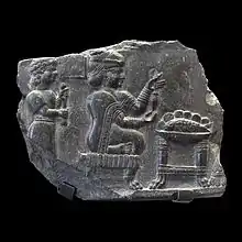 Bas-relief de « la fileuse », bitume, c. VIIe siècle.