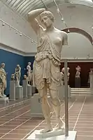 Amazone blessée du type Sciarra. Copie romaine en marbre pentélique (traces de couleurs) / bronze du milieu du Ve&nbsp;siècle (de Crésilas ?). H. 1,97&nbsp;m. sans la plinthe. Ny Carlsberg Glyptotek.