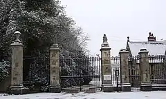 Grille d'entrée (enneigée)