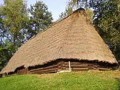Wygiełzów - Parc ethnographique de la Vistule - une grange octogonale de Kaszów, XIXe siècle.