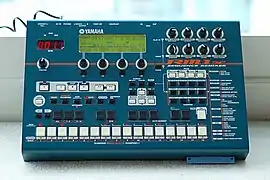 Le texte « abstract » affiché sur un afficheur à segment du Yamaha RM1x (en)