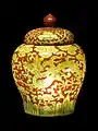 Jarre à fond rouge et décor jaune, dragon au-dessus de la mer, ère de Jiajing (1521-1567). Musée du palais de Pékin.