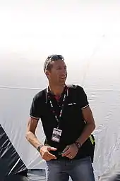 Photo en couleur d'un homme debout.