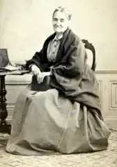 Photographie (portrait) de Zéline Reclus assise à une table.