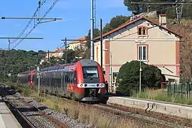 TER à destination de Port-Bou desservant la gare.