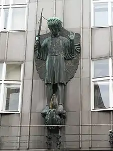 Statue sur le bâtiment viennois Zacherlhaus (en) (en 2012).