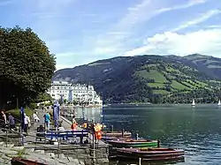 Chemin de promenade au bord du lac de Zell am See.