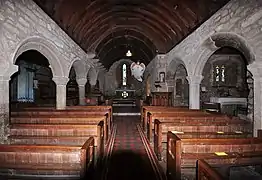 L'intérieur de la nef et ses arcs du XVe siècle.